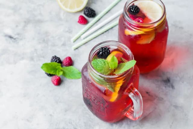 Najlepsze przepisy na czerwony drink, które zachwycą Twoich gości Najlepsze przepisy na czerwony drink, które zachwycą Twoich gości