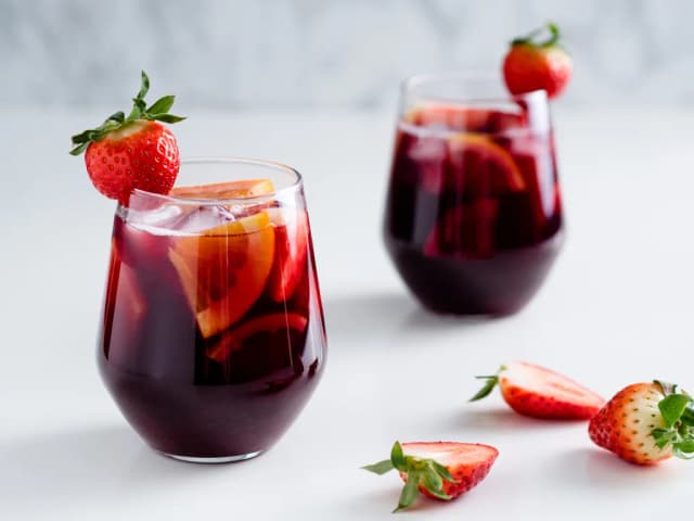 Najlepsze drinki z czerwonym winem, które zaskoczą Twoich gości Najlepsze drinki z czerwonym winem, które zaskoczą Twoich gości