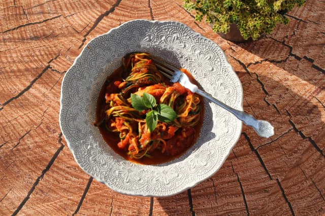 Spaghetti z cukinii: zdrowa alternatywa dla tradycyjnego makaronu Spaghetti z cukinii: zdrowa alternatywa dla tradycyjnego makaronu