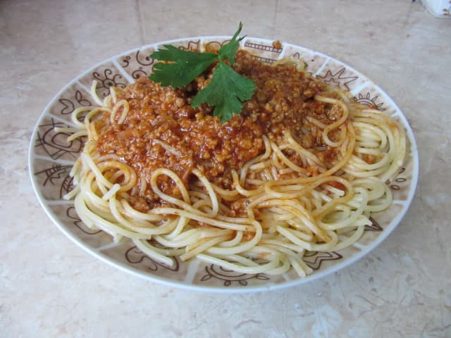 Jak smażyć mięso mielone do spaghetti, by uniknąć suchych klopsów Jak smażyć mięso mielone do spaghetti, by uniknąć suchych klopsów