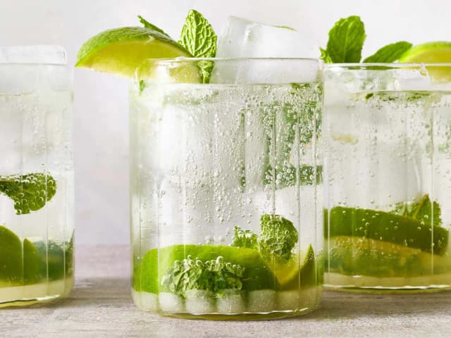 Najlepszy przepis na drink mojito, który zachwyci Twoich gości Najlepszy przepis na drink mojito, który zachwyci Twoich gości