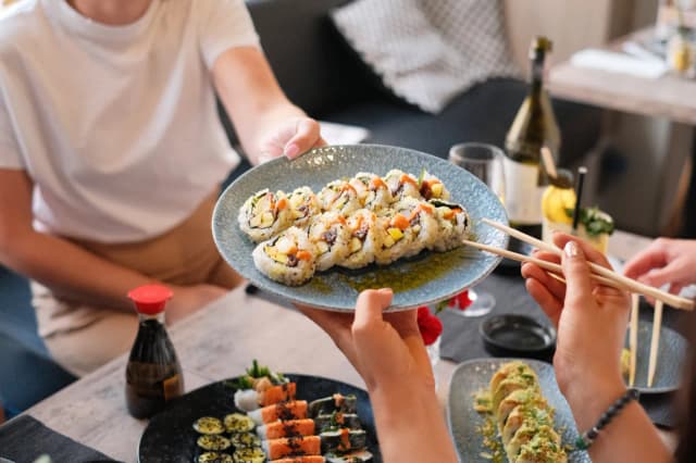 Czy w sushi jest surowa ryba? Odkryj prawdę o składnikach sushi Czy w sushi jest surowa ryba? Odkryj prawdę o składnikach sushi
