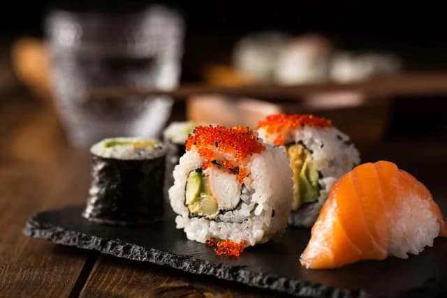 Sushi w domu z czym – najlepsze składniki i dodatki, które zaskoczą Sushi w domu z czym – najlepsze składniki i dodatki, które zaskoczą