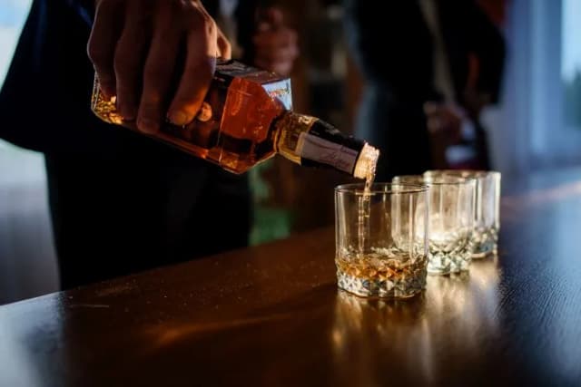 Ile kalorii ma drink whisky z colą zero? Zaskakujące fakty o kaloriach Ile kalorii ma drink whisky z colą zero? Zaskakujące fakty o kaloriach