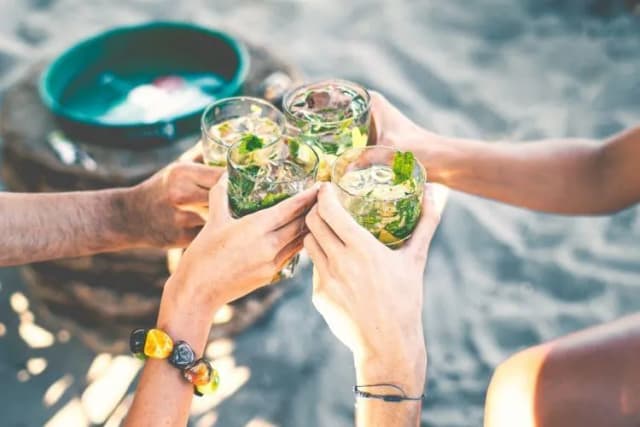 Jak przygotować orzeźwiający drink z żołądkową gorzką limonką z miętą Jak przygotować orzeźwiający drink z żołądkową gorzką limonką z miętą