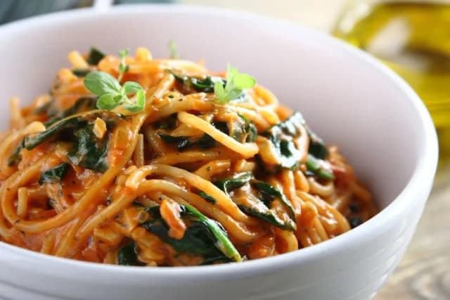 Pyszne spaghetti szpinakowe - proste przepisy, które pokochasz Pyszne spaghetti szpinakowe - proste przepisy, które pokochasz