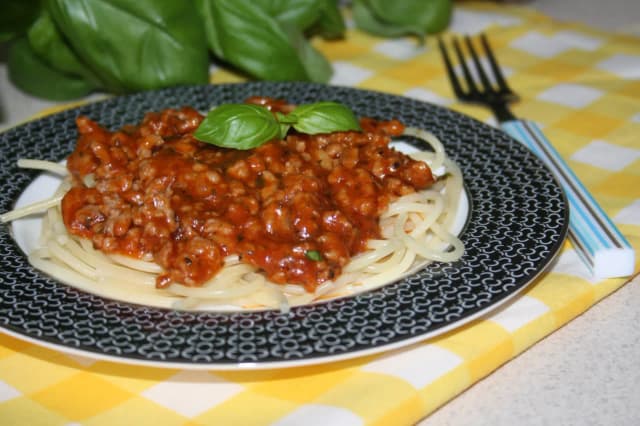 Prosty przepis na spaghetti napoli z mięsem, który zachwyci smakami Prosty przepis na spaghetti napoli z mięsem, który zachwyci smakami