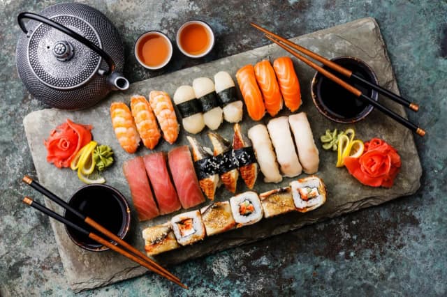 Co jest potrzebne do zrobienia sushi? Oto składniki i akcesoria, które musisz mieć Co jest potrzebne do zrobienia sushi? Oto składniki i akcesoria, które musisz mieć